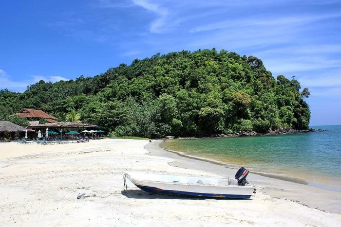 27 Alasan Unik yang Bikin Bule Betah Liburan di Indonesia