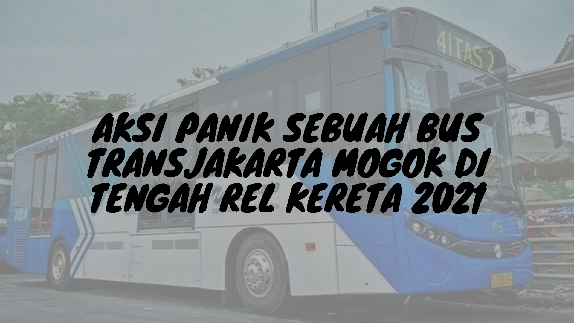 Bus Transjakarta mogok saat diepertengahan rel kereta