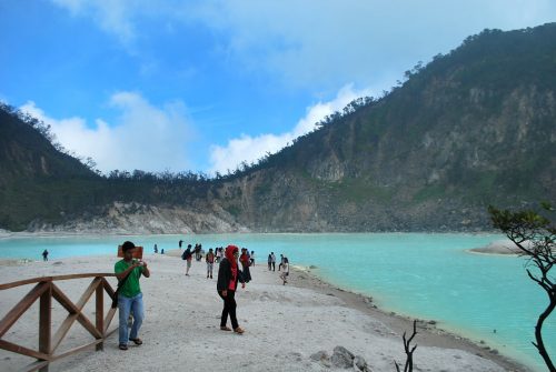 Sering melihat Kawah Putih Ciwidey menjadi latar untuk foto-foto yang Instagramable? Well, memang sepopuler itu tempat wisata di Bandung ini. Buat yang belum pernah ke sini, wajib banget setidaknya sekali seumur hidup lihat pemandangan magis di Kawah Putih.