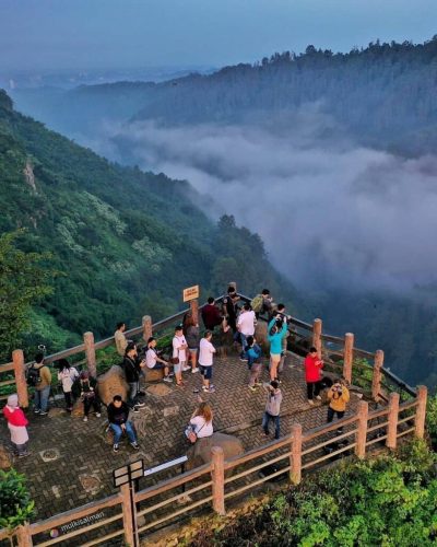 Tebing Keraton adalah sebuah tebing dengan pemandangan luar biasa di area Taman Hutan Raya Ir. H. Djuanda. Kalau ingin merasakan pengalaman melihat lautan pohon yang hijau dari atas tebing, di sinilah tempatnya.