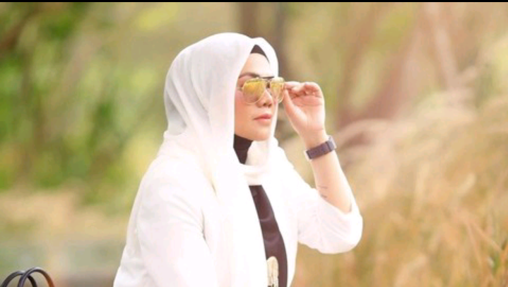“Sarita Abdul Mukti Tampil Tanpa Hijab”